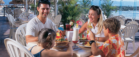 Familia Comiendo en Hotel Todo Incluido en Nuevo Vallarta Paradise Village