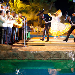 Hombre Bailando en Noche Mexicana Hotel Paradise Village Nuevo Vallarta
