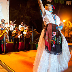 Mujer Bailando en Noche Mexicana Hotel Paradise Village Nuevo Vallarta